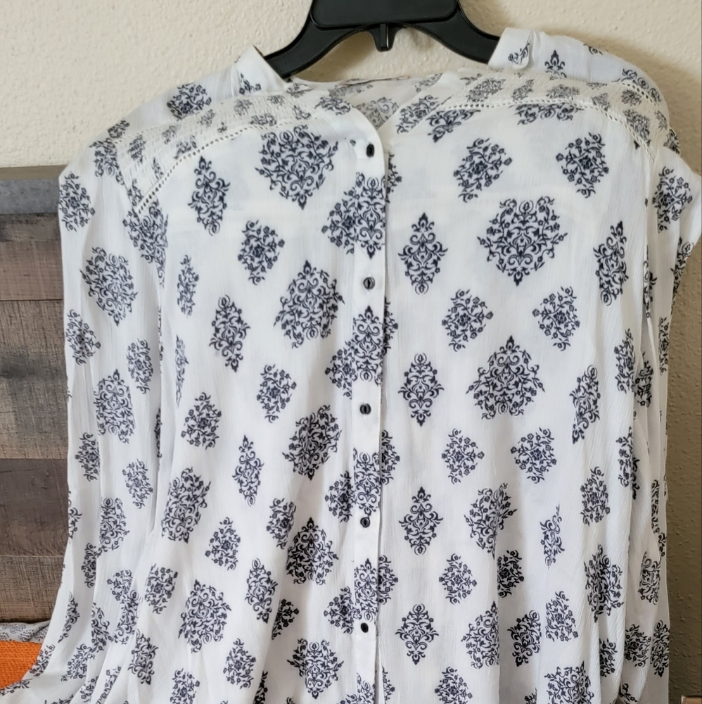Altar'd State white blouse with black pattern